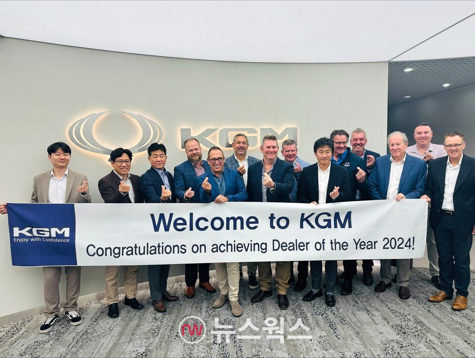 황기영(왼쪽에서 세 번째) KGM 대표이사와 관계자들이 지난 7일 평택 본사에 초청한 호주 시장 우수 딜러들과 함께 기념 촬영을 하고 있다. (사진제공=KGM)