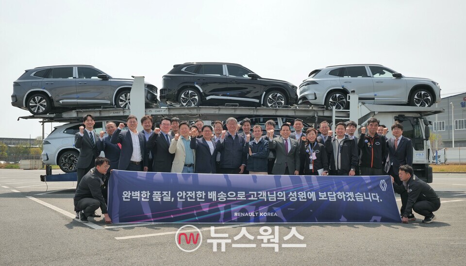 지난 9일 르노코리아 부산 물류센터에서 스테판 드블레즈 사장을 비롯한 내빈들이 기념사진을 촬영하고 있다. (사진제공=르노코리아)