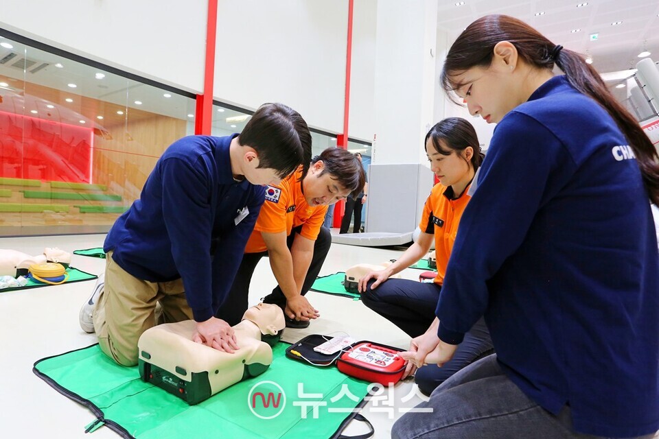 티웨이항공 훈련센터에서 객실 승무원들이 심폐소생술(CPR) 과 기내 응급처치 등 고강도 안전 훈련을 받고 있다. (사진제공=티웨이항공)