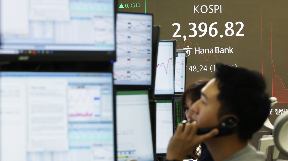 11일 오전 서울 중구 하나은행 본점 딜링룸 전광판에 코스피지수가 장초반 2400 아래로 표시되고 있다. (사진=뉴스1)
