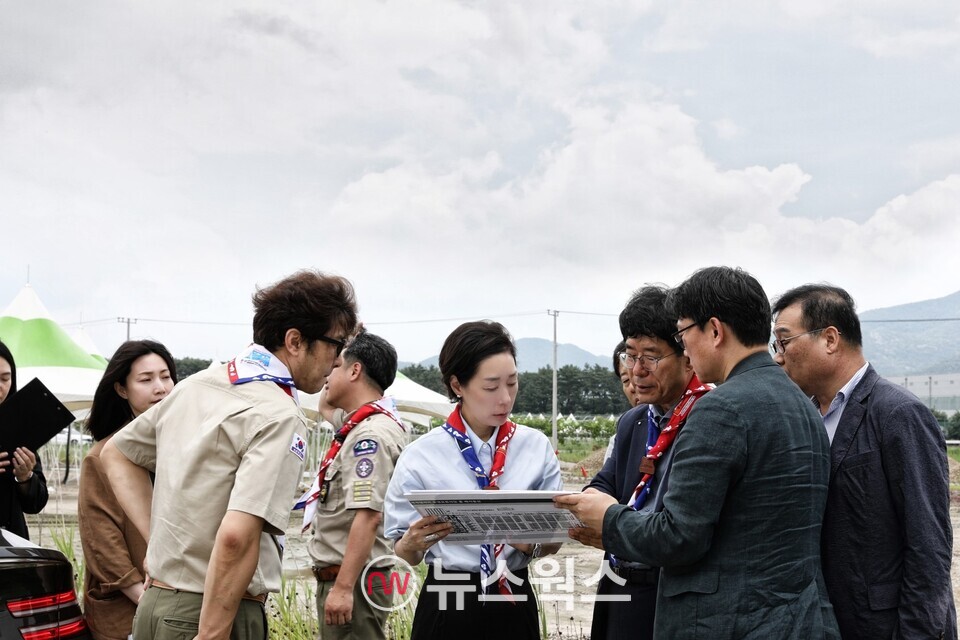 지난 2023년 구지은(가운데) 당시 아워홈 부회장과 회사 임직원들이 전북 부안 새만금에서 열린 '제25회 세계스카우트잼버리 대회' 식음 서비스 준비 현장을 점검하고 있다. (사진제공=아워홈)