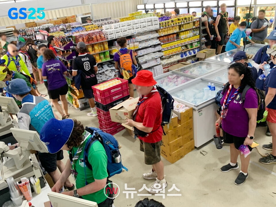 지난 2023년 전북 부안 새만금에서 열린 '제25회 세계스카우트잼버리 대회'에서 세계 각국에서 모인 참가자들이 행사장 내 GS25에서 상품을 구매하고 있다. (사진제공=GS리테일)