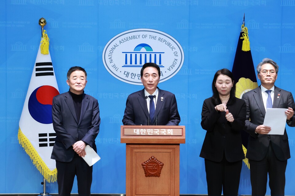 박수현 선대위 공보단장이 11일 국회 소통관에서 기자회견을 열고 이재명 더불어민주당 예비 후보에 대한 딥페이크 영상 유포 시도에 대해 법적 대응을 예고하고 있다. (사진제공=이재명 캠프)