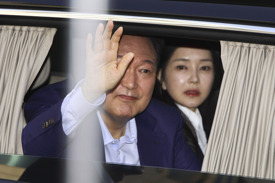 윤석열 전 대통령과 김건희 씨가 11일 오후 서울 용산구 대통령관저에서 나와 지지자들에게 손인사를 하고 있다. (사진=뉴스1, 공동취재)