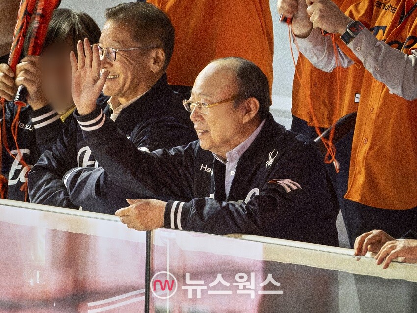 김승연 한화그룹 회장이 지난 11일 대전 한화생명 볼파크를 방문해 야구 팬들과 인사하고 있다. (사진제공=한화그룹)