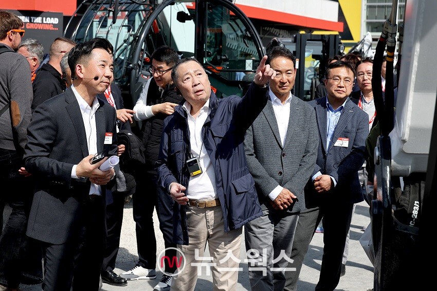박정원(왼쪽 두 번째) 두산그룹 회장이 지난 7일 독일 건설기계 전시회 ‘바우마 2025’를 방문해 두산밥캣 부스를 살펴보고 있다. (사진제공=두산그룹)