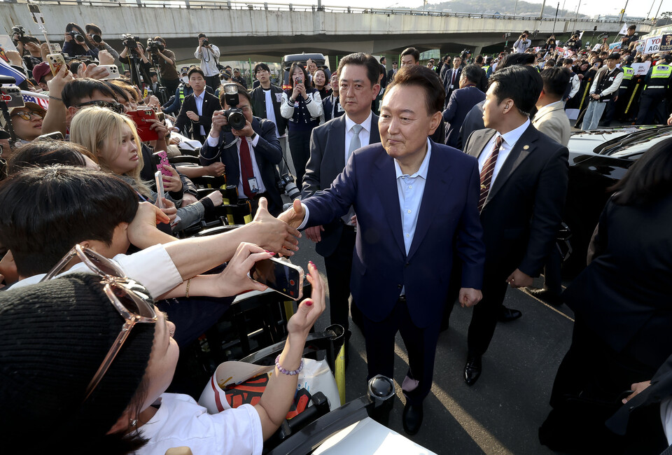 윤석열 전 대통령이 헌법재판소 파면 결정 후 일주일 만인 11일 오후 서울 용산구 한남동 대통령 관저를 떠나기 앞서 정문 앞에서 지지자들과 인사를 나누고 있다. (사진=뉴스1, 공동취재)