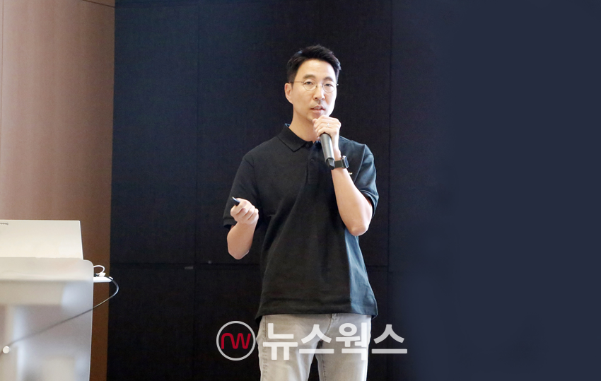 김민표 두산로보틱스 대표가 14일 분당두산타워에서 열린 타운홀 미팅에서 회사의 방향성과 비전에 대해 공유하고 있다. (사진제공=두산그룹)