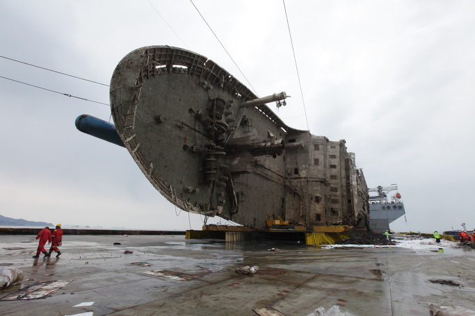 2017년 3월 23일 인양돼 침몰 3년 만에 모습을 드러낸 세월호. (사진제공=해양수산부)