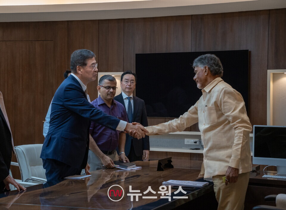 신학철(왼쪽) LG화학 부회장이 지난해 찬드라바부 나이두 인도 안드라프라데시주 주총리를 만나 악수를 하고 있다. (사진제공=LG화학)