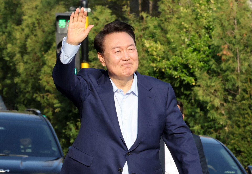 윤석열 전 대통령이 헌법재판소 파면 결정 후 일주일 만인 11일 오후 서울 용산구 한남동 대통령 관저를 떠나며 지지자들에게 손을 흔들어 인사하고 있다. (사진=뉴스1)