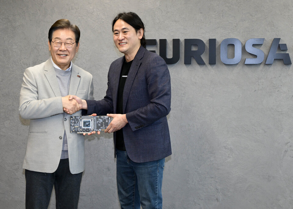 이재명 더불어민주당 대선 예비후보가 14일 서울 강남구 퓨리오사AI에서 백준호 퓨리오사AI 대표와 기념촬영을 하고 있다. (사진=뉴스1)