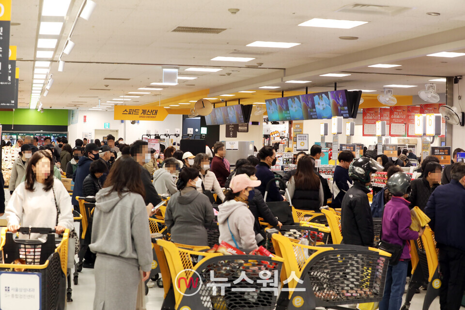 랜더스 쇼핑페스타가 진행된 이마트 용산점에 많은 고객이 방문했다. (사진제공=이마트)