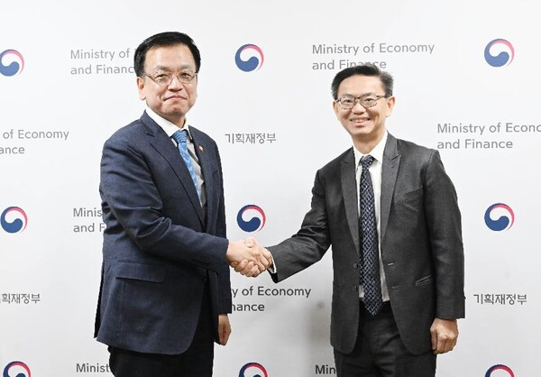 최상목 부총리가 지난 14일 정부서울청사에서 킴엥 탄 S&P 국가신용등급 아태 총괄과 기념사진을 찍고 있다. (사진제공=기획재정부)