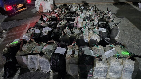 관세청과 해양경찰청은 지난 2일 강릉시 옥계항에 입항한 멕시코 출발 노르웨이 국적의 외국 무역선을 정밀수색해 코카인으로 의심되는 2톤 상당의 마약 박스 57개를 적발했다. (사진제공=관세청)