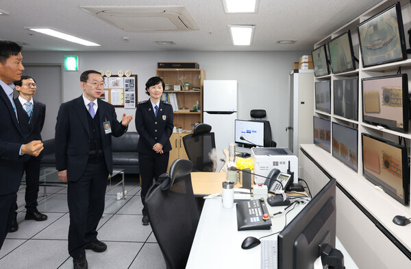 이명구(가운데) 관세청 차장이 지난 3월 31일 오후 제주세관의 마약 단속 현장(X-Ray 판독실)을 찾아 직원들을 격려하고 있다. (사진제공=관세청)