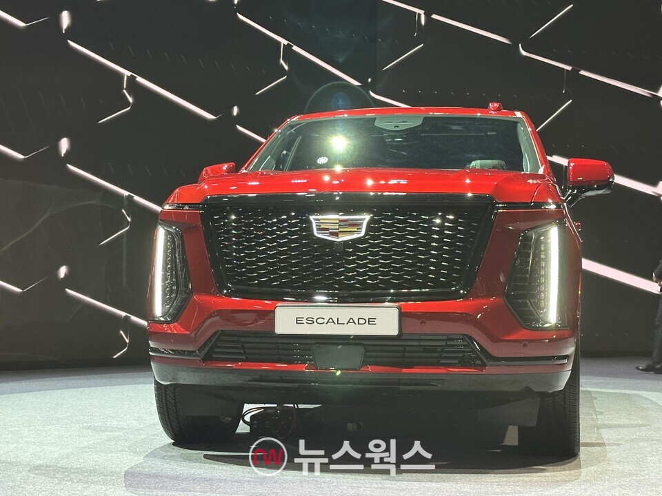 캐딜락 초대형 SUV '더 뉴 에스컬레이드' 전면부에는 '수직형 LED 헤드램프'와 '일루미네이티드 프론트 크레스트'가 적용돼 강렬한 인상을 준다. (사진=정현준 기자)