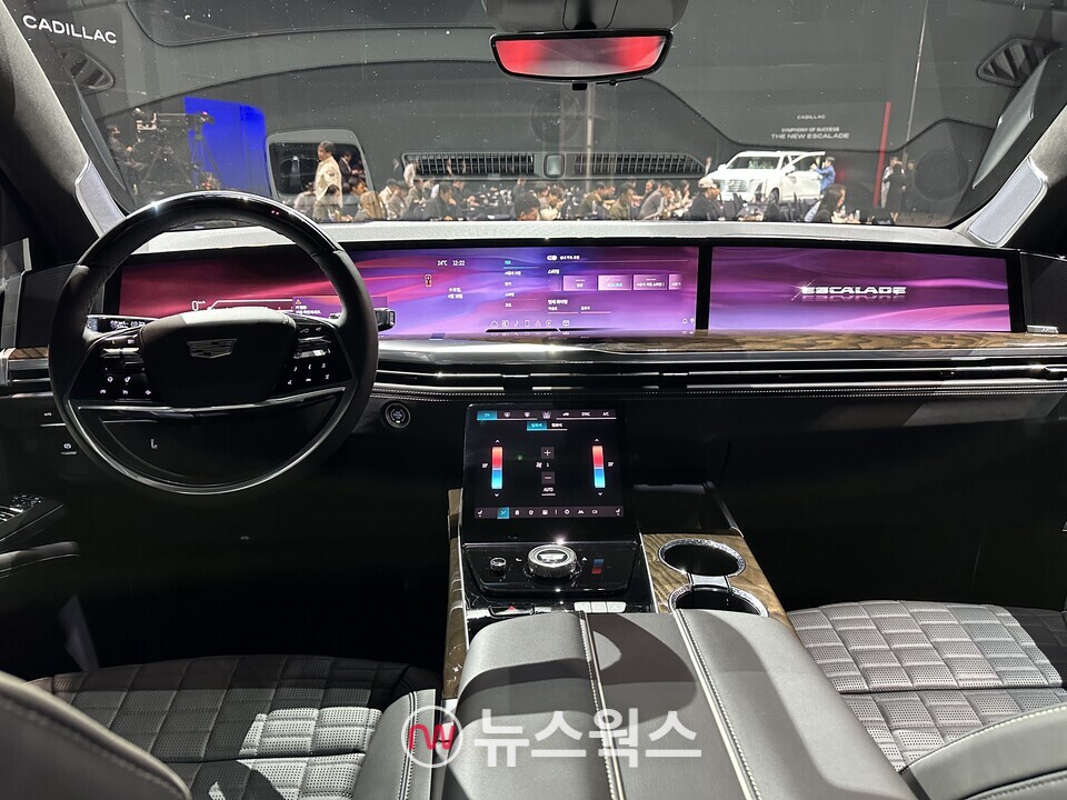 '더 뉴 에스컬레이드'에는 운전석과 동승석을 아우르는 55형 커브드 LED 디스플레이가 새롭게 탑재됐다. (사진=정현준 기자)