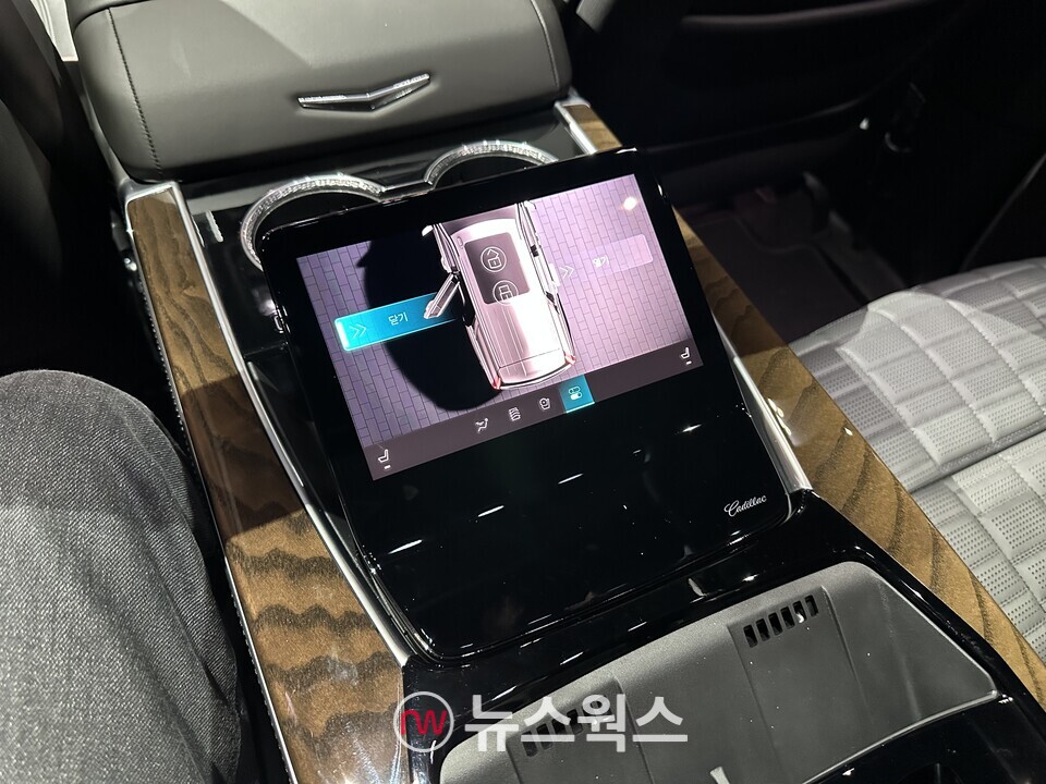 '더 뉴 에스컬레이드 롱 휠베이스(ESV)'에는 VIP 고객을 위한 '이그제큐티브 시트 패키지'가 적용됐다. (사진=정현준 기자)