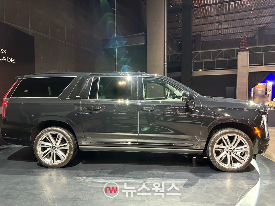 '더 뉴 에스컬레이드'의 옆모습. (사진=정현준 기자)