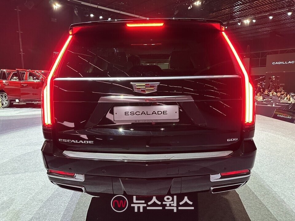 '더 뉴 에스컬레이드 롱 휠베이스(ESV)'의 뒷모습. (사진=정현준 기자)