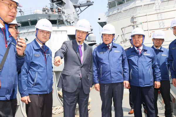 한덕수 대통령 권한대행 국무총리가 16일 HD현대중공업 울산 조선소를 방문, 현장을 시찰하고 있다. (사진제공=국무조정실)