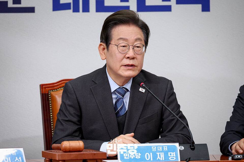 이재명 더불어민주당 대표가 지난 9일 서울 여의도 국회에서 열린 최고위원회의에서 대권 도전을 위해 당대표직 사퇴 의사를 밝히고 있다. (사진제공=민주당)