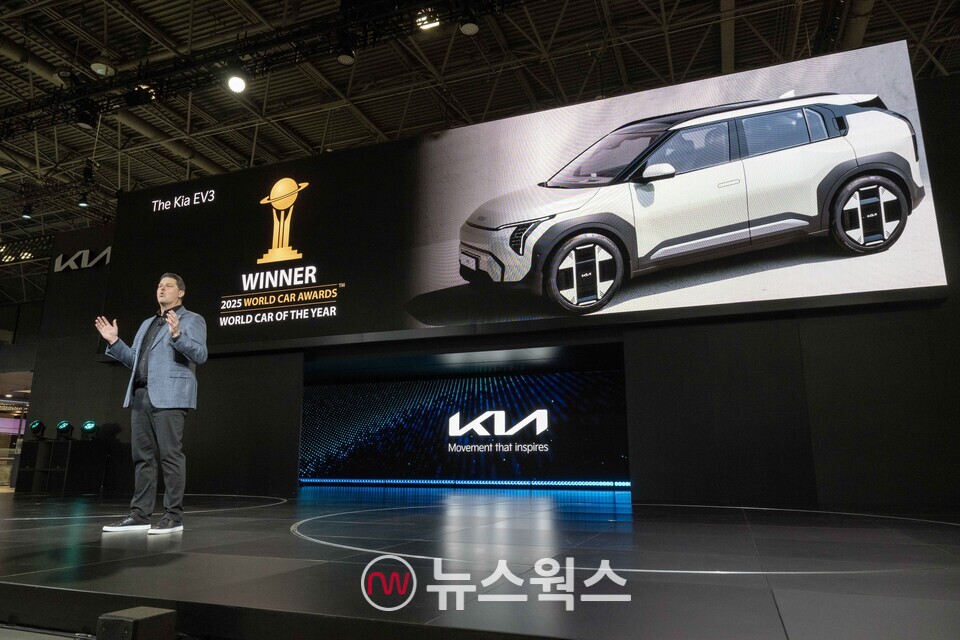 에릭 왓슨 기아 미국법인 영업담당이 16일(현지시간) '2025 뉴욕 국제 오토쇼' 기아관에서 열린 보도발표회에서 발표하고 있다. (사진제공=기아)