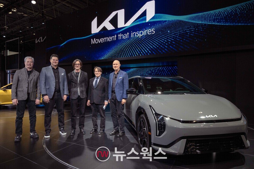 러셀 와거(왼쪽부터) 기아 미국법인 마케팅담당, 에릭 왓슨 기아 미국법인 영업담당, 톰 컨즈 기아 미국 디자인센터 수석 디자이너, 스티븐 센터 기아 미국법인 최고운영책임자(COO), 올스 헤드릭 기아 미국법인 상품기획 디렉터 등이 16일(현지시간) '2025 뉴욕 국제 오토쇼' 기아관에서 기념 촬영을 하고 있다. (사진제공=기아)