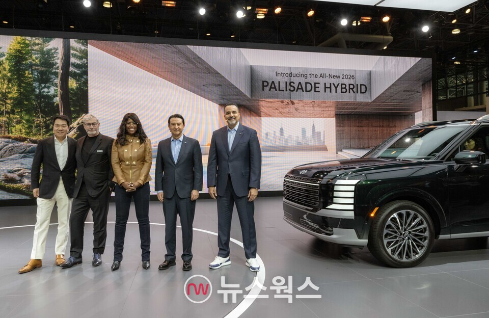 이상엽(왼쪽부터) 현대제네시스글로벌디자인담당 부사장, 루크 동커볼케 현대차그룹 CDO 겸 CCO 사장, 올라비시 보일 현대차 북미권역본부 제품기획 및 모빌리티 전략담당 Senior Vice President, 호세 무뇨스 현대차 대표이사 사장, 랜디 파커 현대차 북미권역본부 CEO가 '2025 뉴욕 국제 오토쇼' 현대차관에서 기념사진을 촬영하고 있다. (사진제공=현대차)