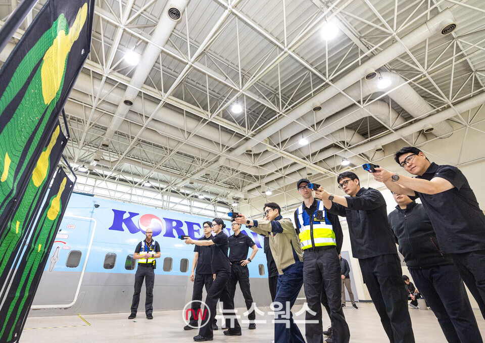 대한항공 객실안전교관들이 이달 15~17일 서울 강서구 대한항공 객실훈련센터에서 글로벌 보안기업 액손이 주관한 에어테이저 전문 교관 양성 교육 훈련을 받고 있다.(사진제공=대한항공)