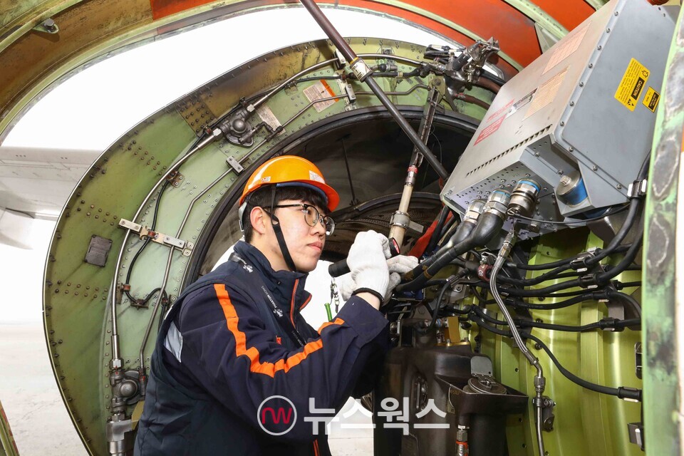 제주항공 정비사가 항공기를 정비하고 있다. (사진제공=제주항공)