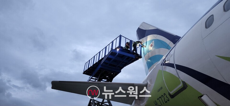 에어부산 정비사들이 항공기 안전 점검을 하고 있다. (사진제공=에어부산)