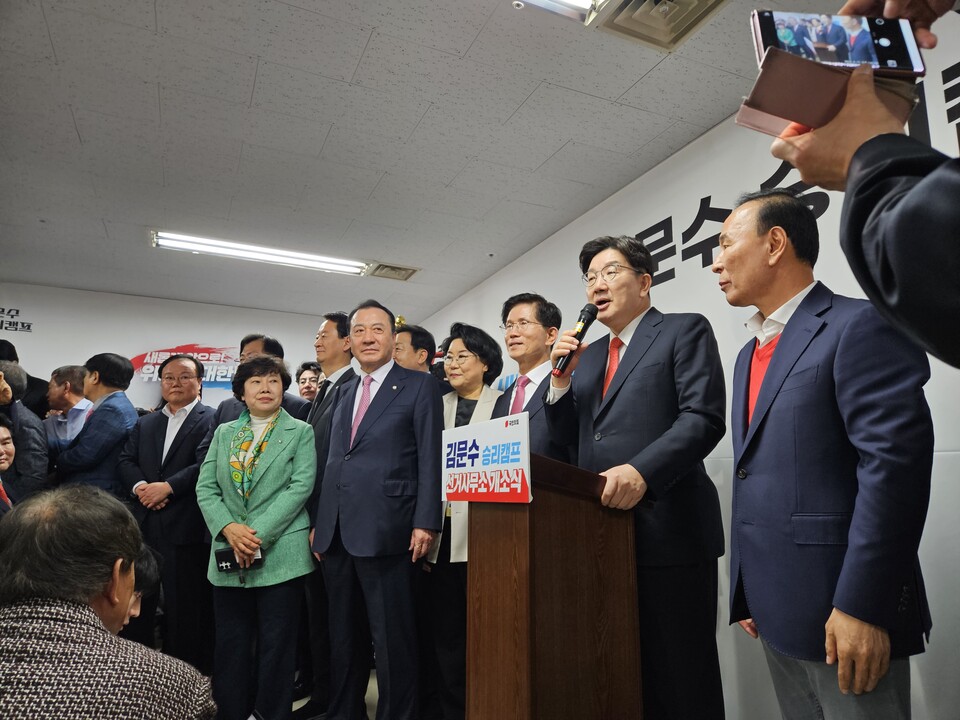 권성동 국민의힘 원내대표가 17일 오후 서울 여의도 대하빌딩에서 열린 김문수 국민의힘 예비후보 캠프 개소식에서 인사말을 하고 있다. (사진=이한익 기자)