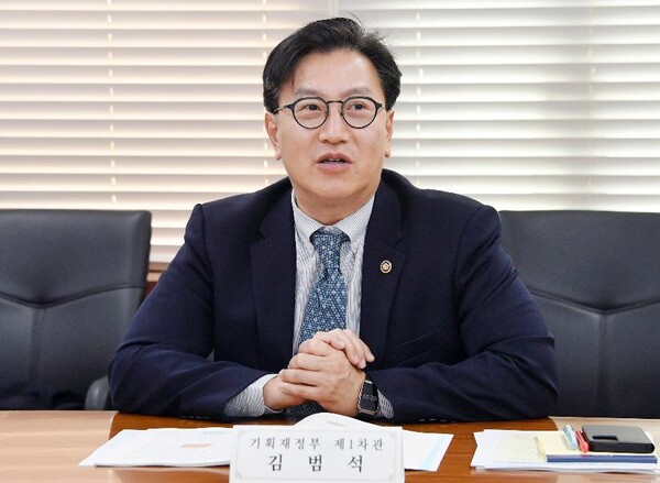 김범석 기획재정부 차관이 16일 정부서울청사에서 열린 '2025년 4월 일자리 전담반 회의'를 주재하고 있다. (사진제공=기획재정부)