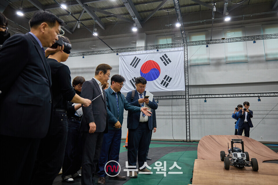 이재명 더불어민주당 대선 경선 후보가 지난 17일 대전 유성구 국방과학연구소(ADD)에서 AI 기반 무인체계 연구개발 현장을 둘러보고 있다. (사진제공=이재명 캠프)