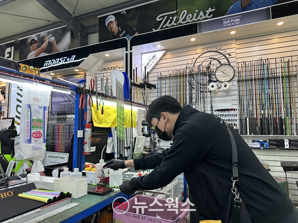 김동성 피터가 아이언 그립을 교체하고 있다. (사진=강석호 기자)