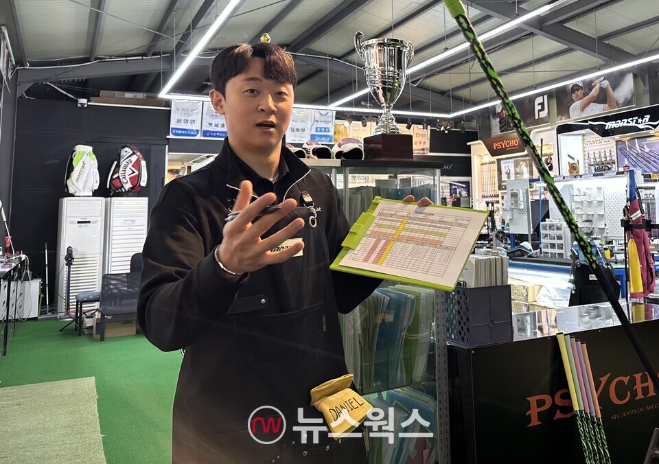 김동성 피터가 고객에게 클럽별 비거리를 설명하고 있다. (사진=강석호 기자)