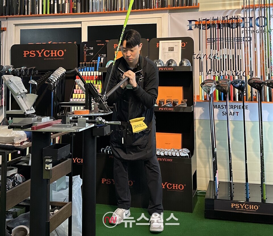 김동성 피터가 아이언의 라이 각을 조절하고 있다. (사진=강석호 기자)