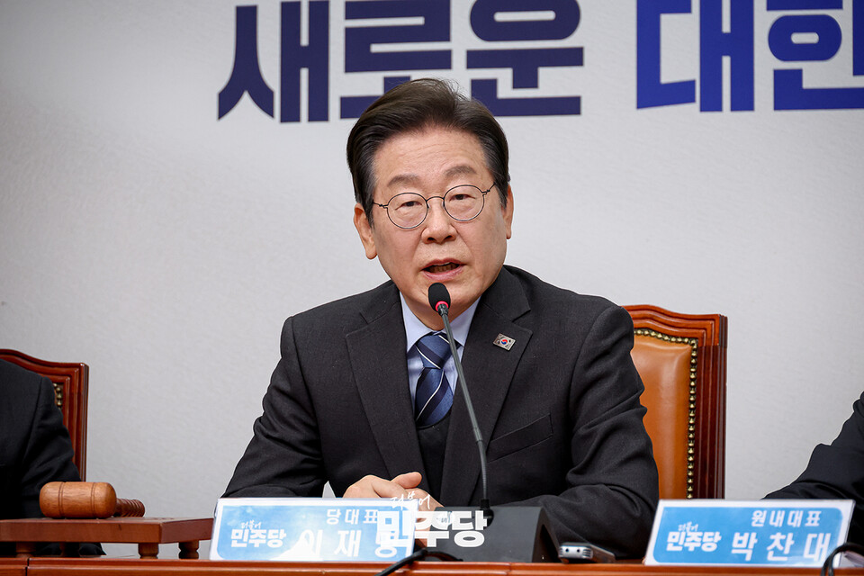 이재명 더불어민주당 대선 예비후보가 지난 9일 서울 여의도 국회에서 열린 최고위원회의에서 대권 도전을 위해 당대표직 사퇴 의사를 밝히고 있다. (사진제공=민주당)