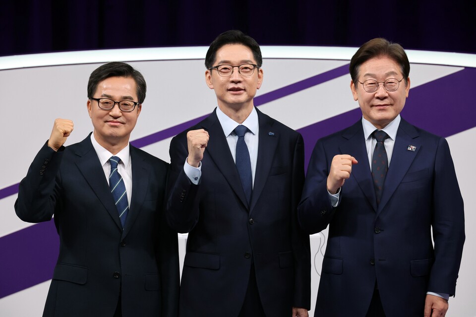18일 저녁 상암MBC 스튜디오에서 열린 더불어민주당 대선 경선 후보자 첫 TV토론에 참석한 (오른쪽부터) 이재명, 김경수, 김동연 후보자가 파이팅을 외치고 있다. (사진=뉴스1)