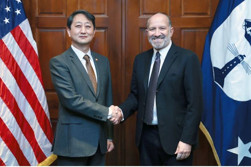 안덕근(왼쪽) 장관과 하워드 러트닉 미국 상무부 장관이 지난 27일(현지시간) 회동에서 악수하고 있다.(사진제공=산업부)