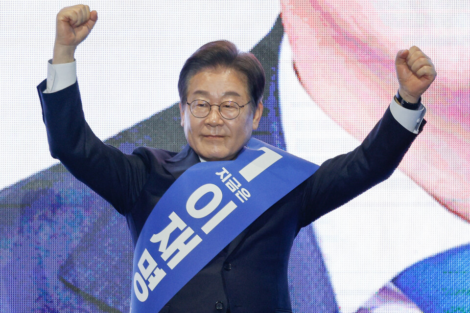 이재명 더불어민주당 대선 경선 후보가 20일 오후 경남 울산전시컨벤션센터에서 열린 영남권 합동연설회에 참석해 정견발표를 하기 전 인사하고 있다.(사진=뉴스1)