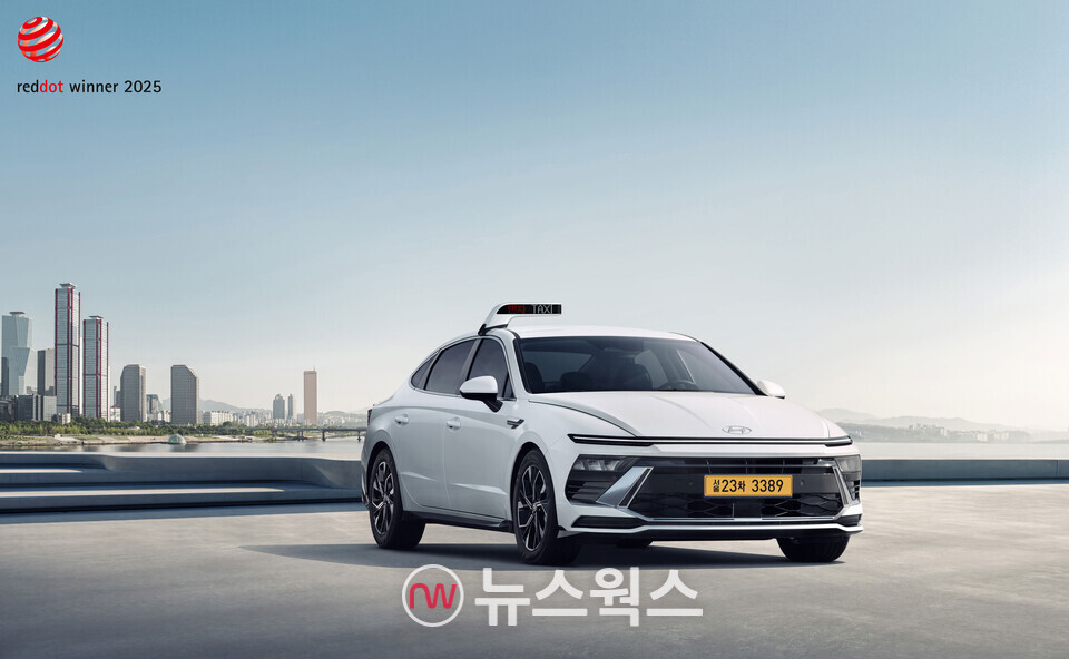 '2025 레드 닷 어워드'에서 본상을 받은 현대차의 스마트 택시 표시등. (사진제공=현대차그룹)