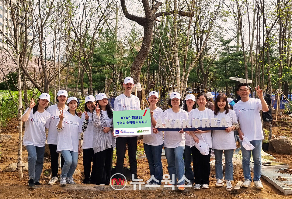 한스 브랑켄(왼쪽에서 여섯 번째) AXA손해보험 대표가 지난 18일 서울 보라매공원에서 임직원들과 함께 '생명의 숲 정원' 조성을 위한 식재 행사 후 기념 촬영을 하고 있다. (사진제공=AXA손해보험)