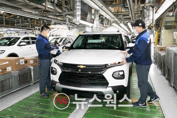 한국지엠 부평공장 직원들이 주력모델인 트레일 블레이저를 생산하고 있다. (사진제공=한국지엠)