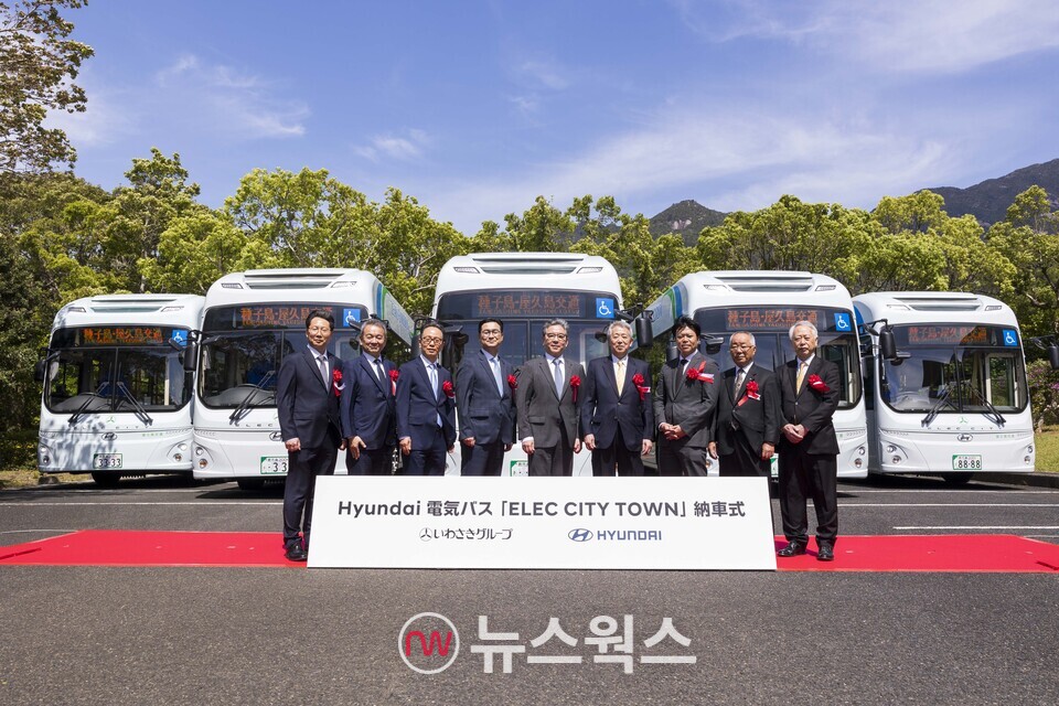 21일 일본 야쿠시마 이와사키호텔에서 열린 '일렉시티 타운 전달식'에서 현대차와 이와사키그룹 관계자들이 기념 촬영을 하고 있다. (사진제공=현대차)