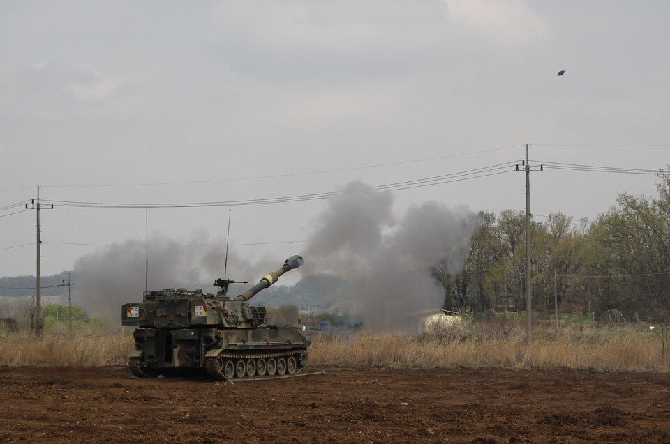 육군 1군단 1사단 소속  K55A1자주포가 21일 경기도 파주에서 포탄 사격훈련을 실시하고 있다. (사진제공=육군본부)