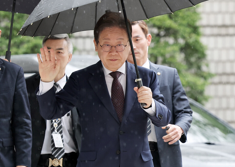 대권 도전에 나선 이재명 더불어민주당 전 대표가 22일 오전 서울 서초구 서울중앙지방법원에서 열린 '대장동 배임 및 성남FC 뇌물' 1심 속행 공판에 출석하며 지지자들에게 손인사를 하고 있다. (사진=뉴스1)