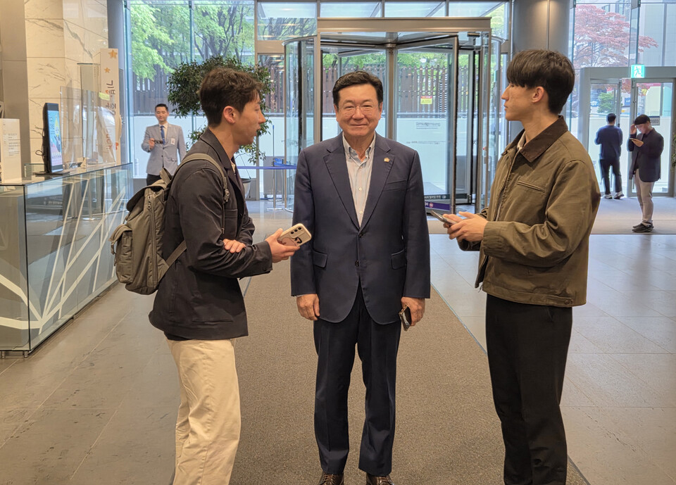 이찬희 삼성 준법감시위원회 위원장이 22일 서울 서초구 삼성생명 사옥에서 열린 준범감시위원회 정례회의에 참석하기 전 취재진의 질문에 답하고 있다. (사진=뉴스1)